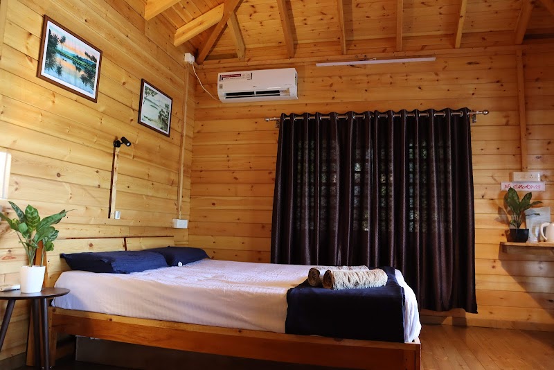 Green Chromide Munroe Homestays room